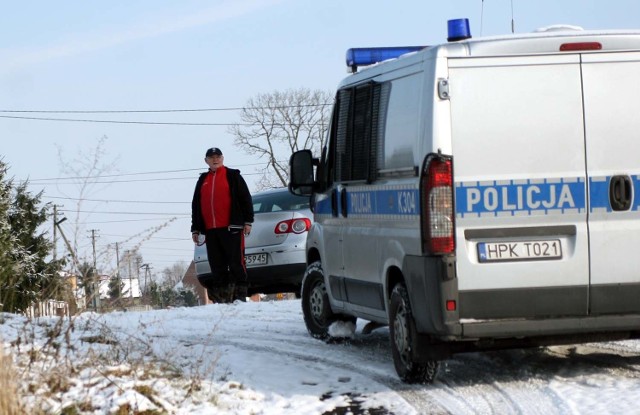 Tadeusz Sech - powiatowy lekarz weterynarii w Tarnobrzegu oraz policjanci z przeszukiwali wczoraj okolice stacji kolejowej w Sobowie w poszukiwaniu bociana.