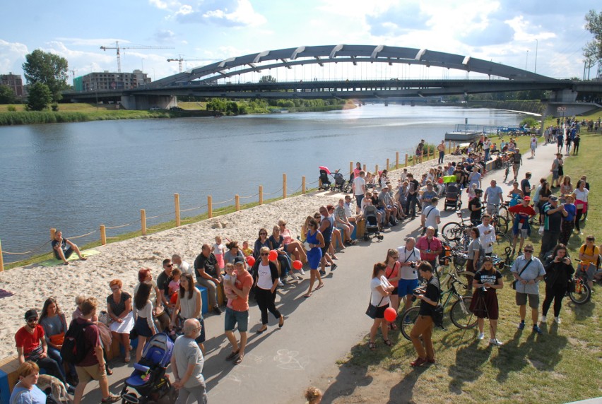 Kraków. Miejska plaża otwarta [ZDJĘCIA]