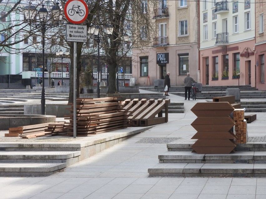 Ogródki na Rynku Kościuszki. Na rynku stanęły już pierwsze ogródki. Choć jeszcze zimno