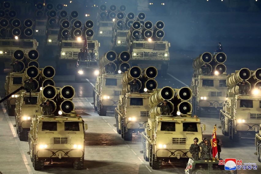 Wielka parada wojskowa w Korei Północnej. Pokaz siły militarnej przed wyborami w USA