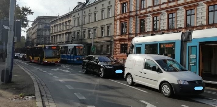Zderzenie tramwaju z busem we Wrocławiu.