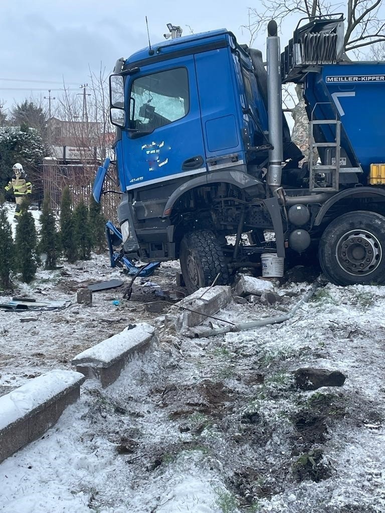 Wypadek w Skrzeszewie 6.12.2021. Ciężarówka wypadła z drogi. 9-latek został przetransportowany helikopterem do szpitala