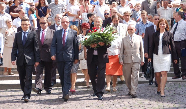 Dorota Skrzyniarz (z prawej) w towarzystwie Ryszarda Ścigały i "Tarnowian" pokazała się na uroczystościach rocznicy Cudu nad Wisłą