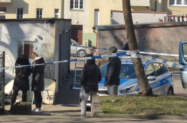 W poniedziałek, 14 marca, w godzinach porannych w wiacie śmietnikowej przy ul. Moniuszki w Koszalinie znaleziono ciało kobiety
