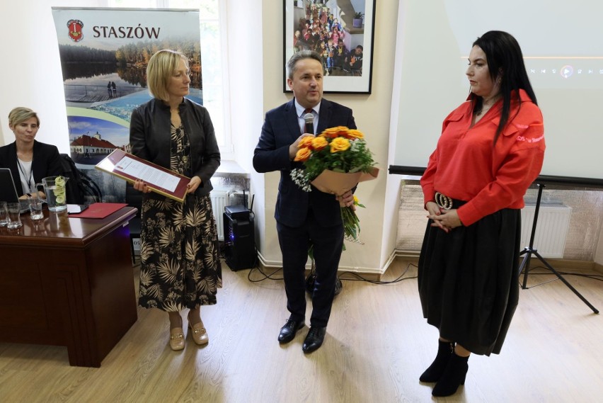 Burmistrz Leszek Kopeć wraz z zastępcą Ewą Kondek gratulują...