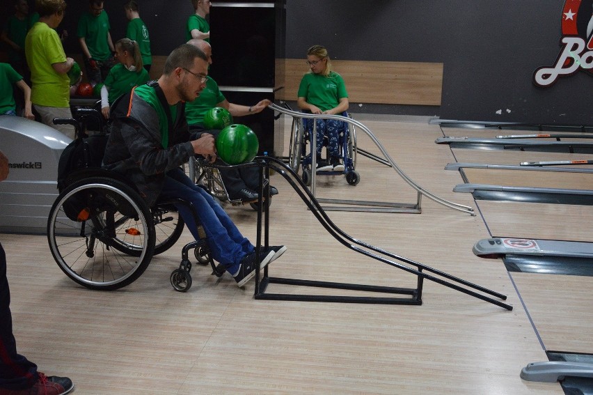 Niepełnosprawni na kręgielni. Dla nich to więcej niż rozrywka (zdjęcia, wideo)