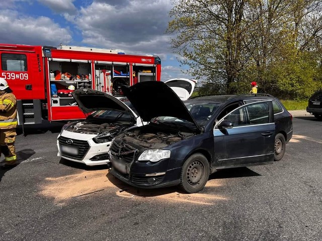 Dwa samochody osobowe (volvo i hyundai) zderzyły się przy zjeździe na drogę wojewódzką nr 120 w okolicach miejscowości Motaniec