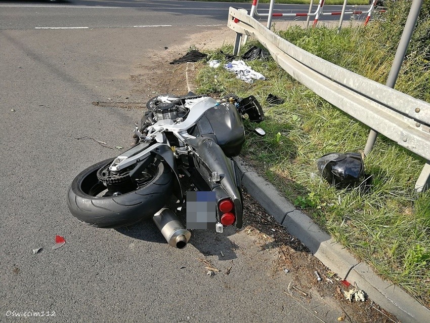 Wypadek w Bieruniu: Motocyklista zderzył się z osobówką. Do szpitala zabrał go helikopter LPR ZDJĘCIA