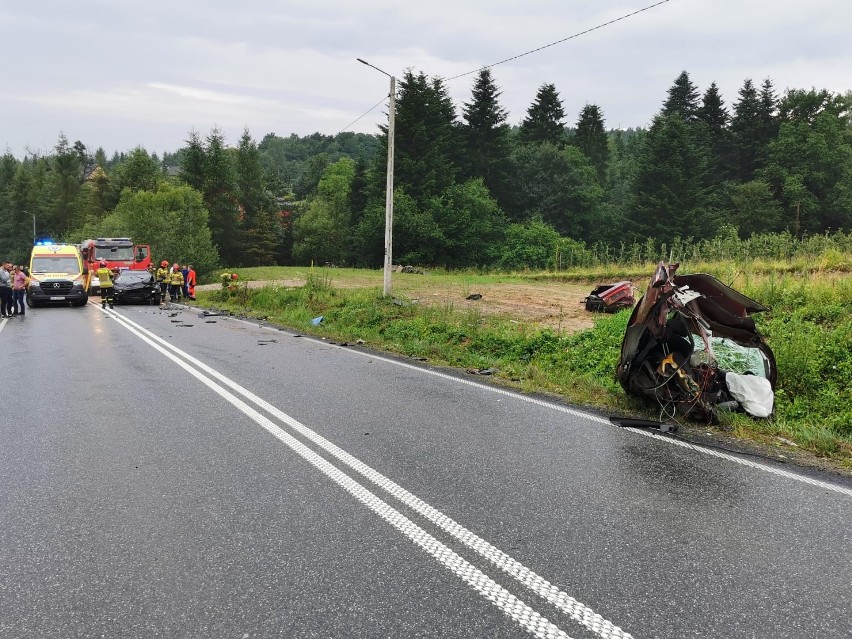 Librantowa wypadek. Seat po zderzeniu z volvo rozerwany na dwie części. Dwie osoby w szpitalu [ZDJĘCIA] 