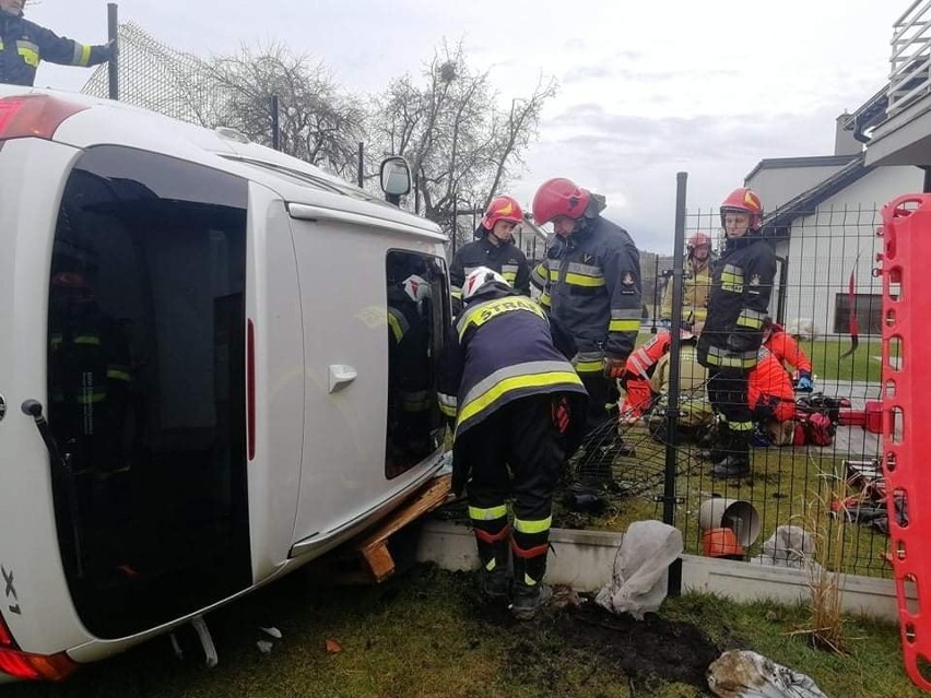 Węgrzce. Śmiertelny wypadek w gminie Zielonki. Kierowca zasłabł za kierownicą, zjechał z drogi i uderzył w ogrodzenie