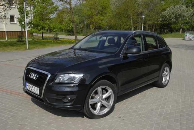 Audi Q5 zawiera większość cech typowych dla marki Audi, z trapezoidalną osłoną chłodnicy na czele.