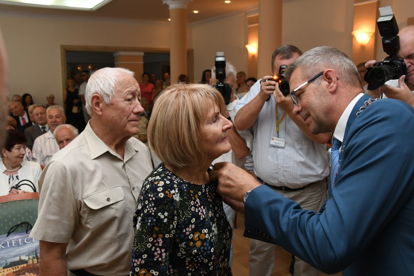 W środę „Złote gody” w Urzędzie Miasta w Kielcach obchodziło...