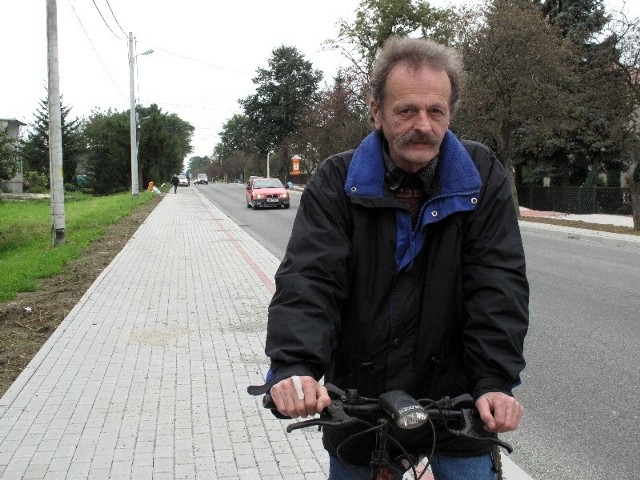 - Jest super, szkoda tylko, że przy tak szerokim chodniku nie pomyślano o wyznaczeniu ścieżki dla rowerów &#8211; mówi Kazimierz Leś, dojeżdżający ulicą Św. Jana z Dukli codziennie do pracy rowerem. 