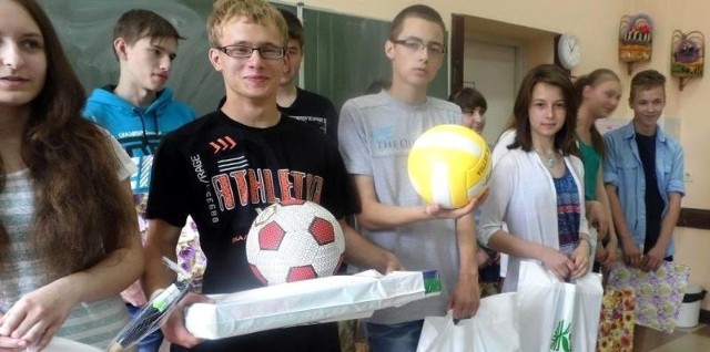Laureaci konkursu, gimnazjaliści z Wielgusa otrzymali nagrody.