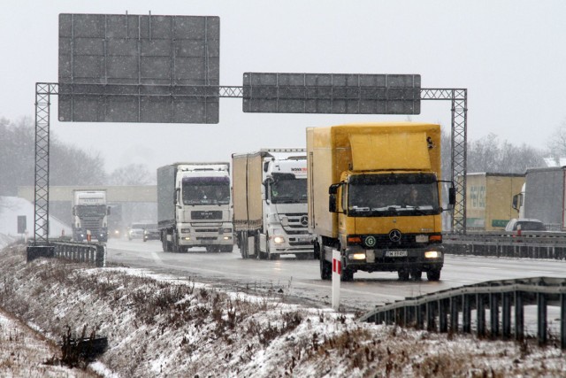 Dolnośląscy policjanci przypominają, że od 4 kwietnia do 15 października na odcinku autostrady A4, przebiegającym przez Dolny Śląsk będą prowadzone prace remontowe na około 19-kilometrowym odcinku w kierunku Wrocławia. Trzeba liczyć się z utrudnieniami