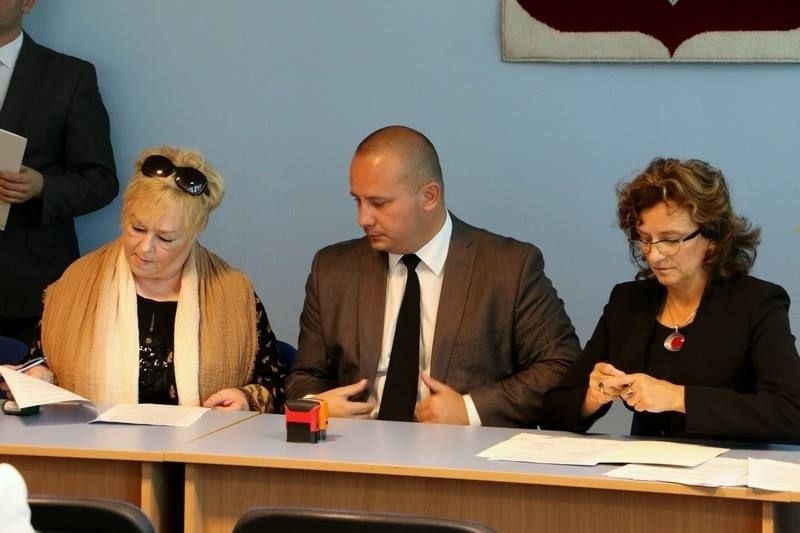 Umowa podpisana. Jędrzejów dostanie prawie 2,2 miliona złotych na inwestycje na osiedlu Zamoście
