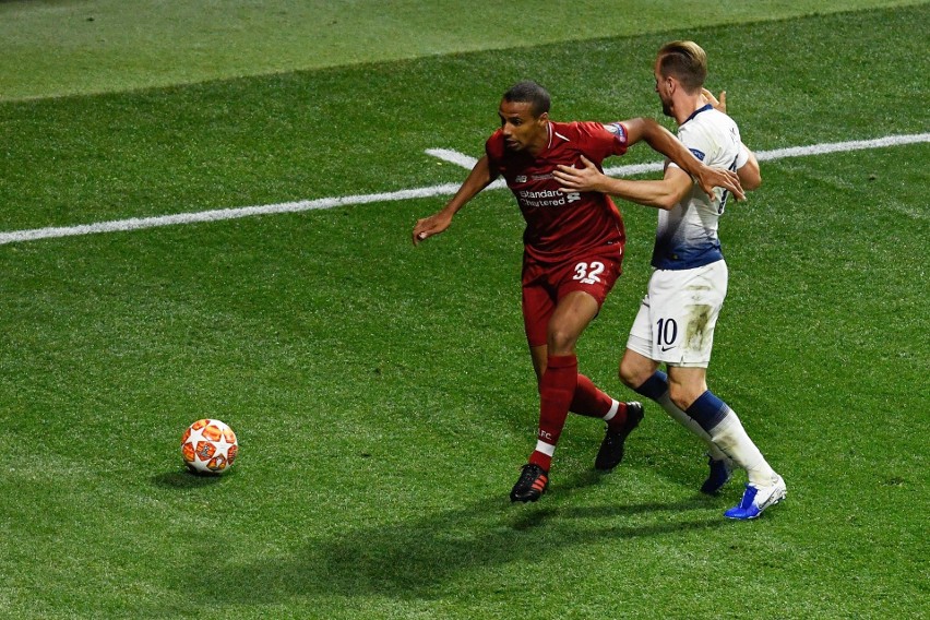 Joel Matip, Liverpool. Kraj: Kamerun. Pozycja: środkowy...