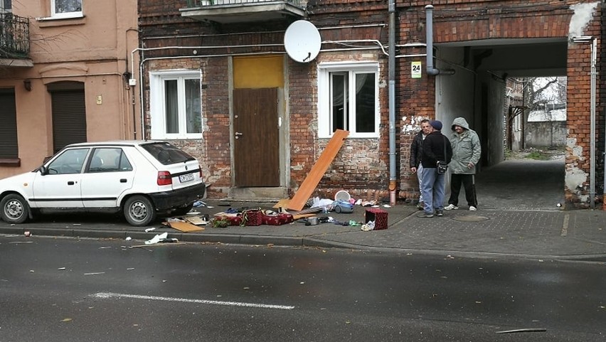 Kobieta wyrzucała swoje rzeczy z mieszkania na Stodólnej we Włocławku