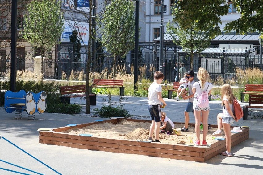 Nowy plac zabaw w parku kieszonkowym. Znajduje się w centrum miasta ZDJĘCIA