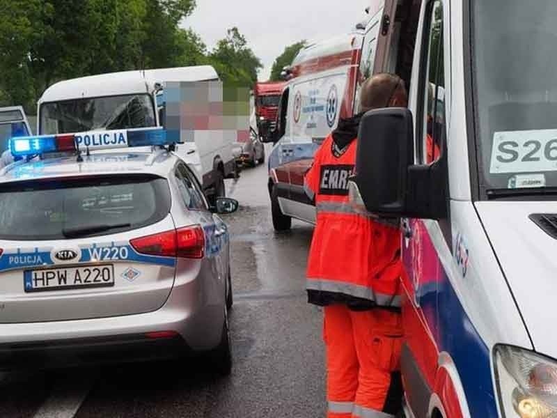 Wypadek na krajowej drodze nr 6 pod Koszalinem. Bus uderzył...