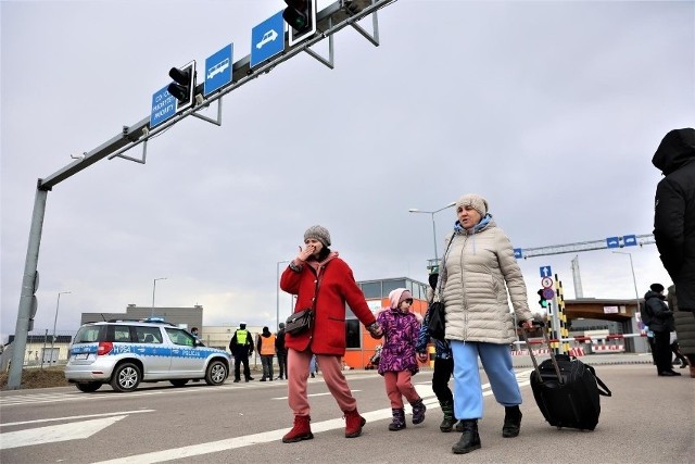 Zgodnie z przyjętą ustawą świadczenie wypłacane jest z dołu. To oznacza, że goszczący u siebie obywateli Ukrainy najpierw będzie musiał ponieść koszty, potem otrzyma świadczenie.