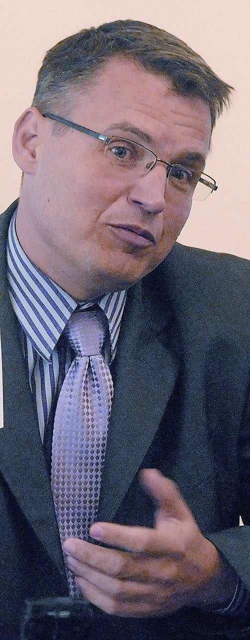 JANUSZ KUBICKI, 41 lat, znak zodiaku - koziorożec. Od 2006 r. prezydent Zielonej Góry, wcześniej dyrektor Polikliniki, absolwent zarządzania i marketingu w Wyższej Szkole Inżynierskiej (obecnie Uniwersytet Zielonogórski). Żonaty, ma dwóch synów.