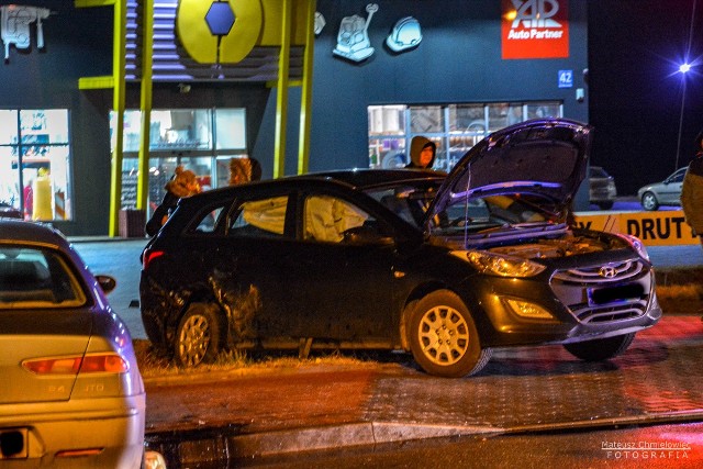 Trzy osoby w tym dwójkę dzieci przewieziono do szpitala na badania po wypadku, do jakiego doszło w piątek około godziny 17 na alei Warszawskiej w Tarnobrzegu, w ciągu drogi wojewódzkiej numer 723 relacji Tarnobrzeg - Sandomierz.Wypadek miał miejsce na wysokości salonu Unimet, gdzie zderzyły się dwa auta osobowe - hyundai i alfa romeo. Okoliczności i szczegóły ustalają policjanci. Po wypadku do szpitala na badania przetransportowano kobietę oraz dwójkę dzieci.Zobacz też: W Cewkowie w powiecie lubaczowskim samochód wypadł z drogi. Kierowca zginął