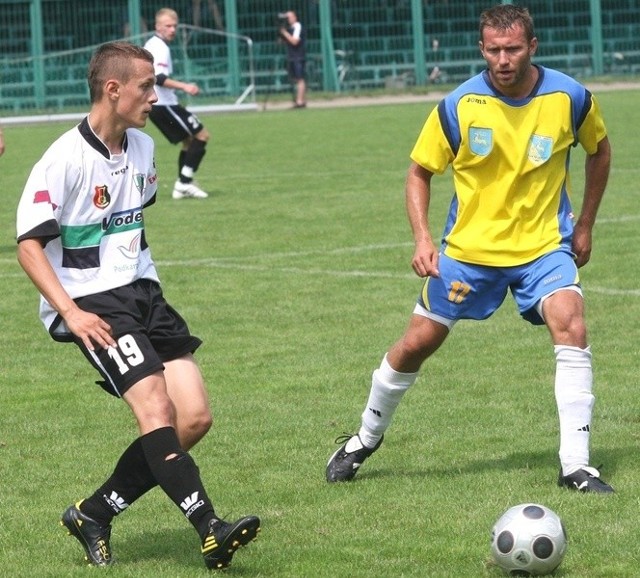 Rafał Walczyk (z lewej) dostanie szansę na występ w barwach "Stalówki" w wyjazdowym meczu pucharowym z Concordią Piotrków Trybunalski.