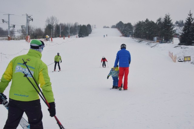 Stok narciarski w Krajnie otworzył się w miniony weekend pomimo obostrzeń. Odbywają się tu zajęcia edukacyjne, wszystko z zachowaniem reżimu sanitarnego. Chętnych i stęsknionych za białym szaleństwem nie brakuje.Byliśmy na stoku we wtorek, 26 stycznia. Zobaczcie zdjęcia.