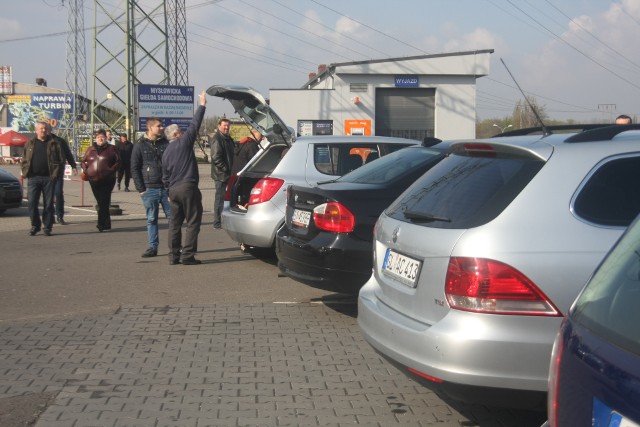 Polscy kierowcy najchętniej kupują Volkswageny i Ople. Z opinii mechaników i raportów niezawodności wynika, że równie dobry wybór to marki japońskie. Ale czy niezawodne auto, które posłuży chociaż przez 2-3 lata, uda się kupić za kilka tysięcy złotych?Fot. Marzena Bugała - Azarko