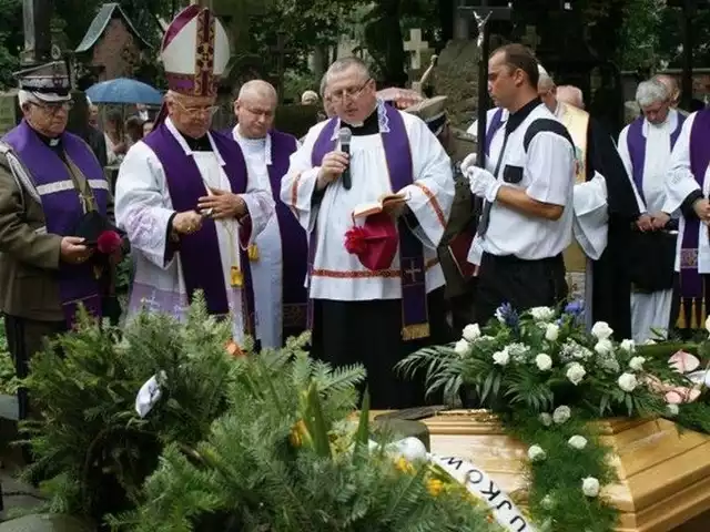 Zmarłego pożegnał między innymi ojciec Eustachy Rakoczy, jasnogórski kapelan żołnierzy niepodległości (z mikrofonem).