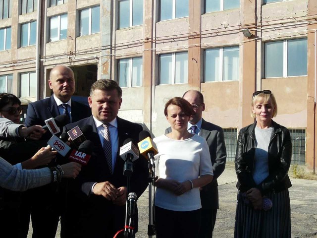 Jadwidze Emilewicz towarzyszyli podczas konferencji przed budynkiem „Łucznika” radomscy parlamentarzyści.