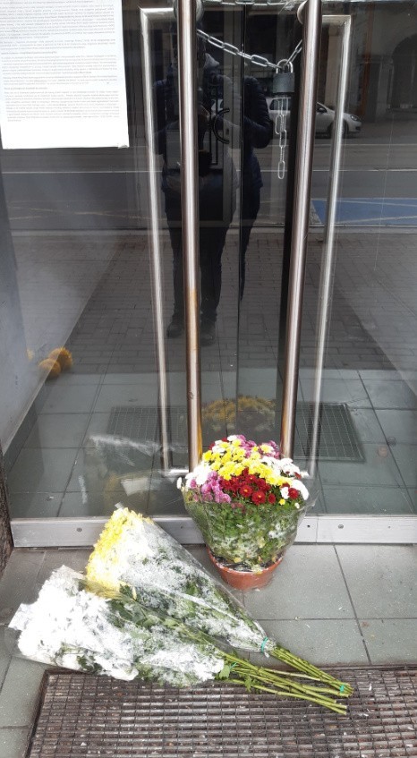 Kwiaty i znicze pod biurem posłanki Barbary Borys-Szopy.