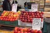 Ceny popularnych owoców i warzyw na kieleckich bazarach, w piątek 22 kwietnia. Co zdrożało, a co staniało? Zobacz zdjęcia