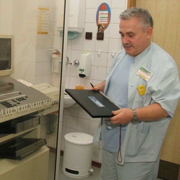 Bogdan Pawlak, kierownik pracowni mammograficznej w Szpitalu Wojewódzkim w Tarnobrzegu przypomina, że regularne badanie piersi to najlepszy sposób na wczesne wykrycie raka