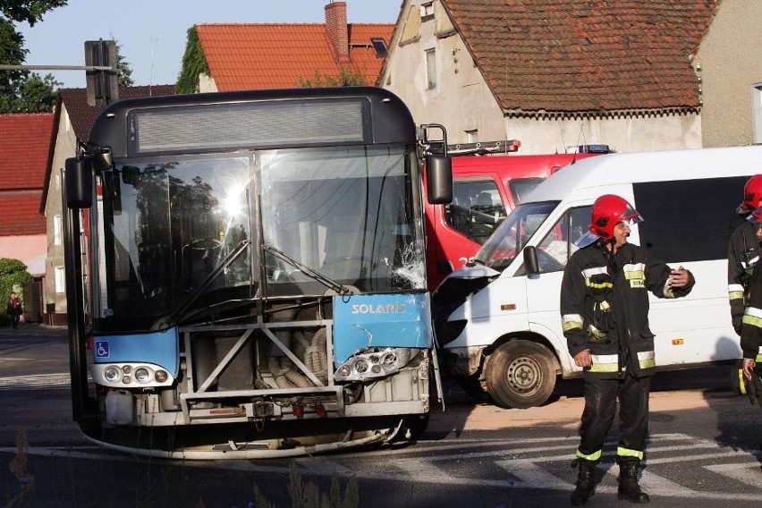 Na czerwonym uderzył w autobus. Są ranni  