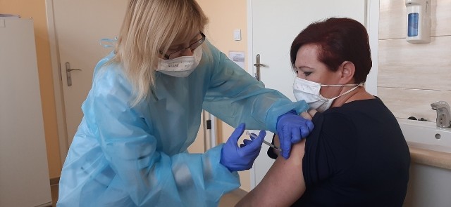Szczepienie personelu szpitala w Iłży. Dawkę szczepionki otrzymała  pielęgniarka z tej placówki Anna Bukalska.