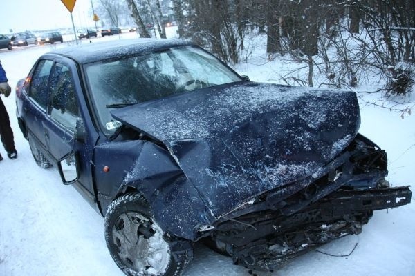 Czołówka przy cmentarzu. Opel uderzył w daewoo. Jedna osoba w szpitalu (wideo i zdjęcia)