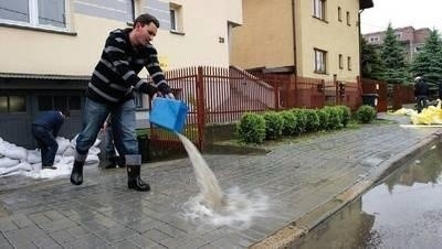 Wczoraj mieszkańcy walczyli ze skutkami przeciekającego wału na Białej m.in. w okolicach ulicy Braci Żmudów. Fot. Topol