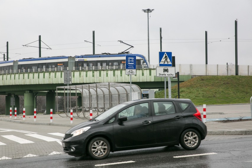 Kraków. Parking Park&Ride Kurdwanów w końcu otwarty, pomieści 167 samochodów 