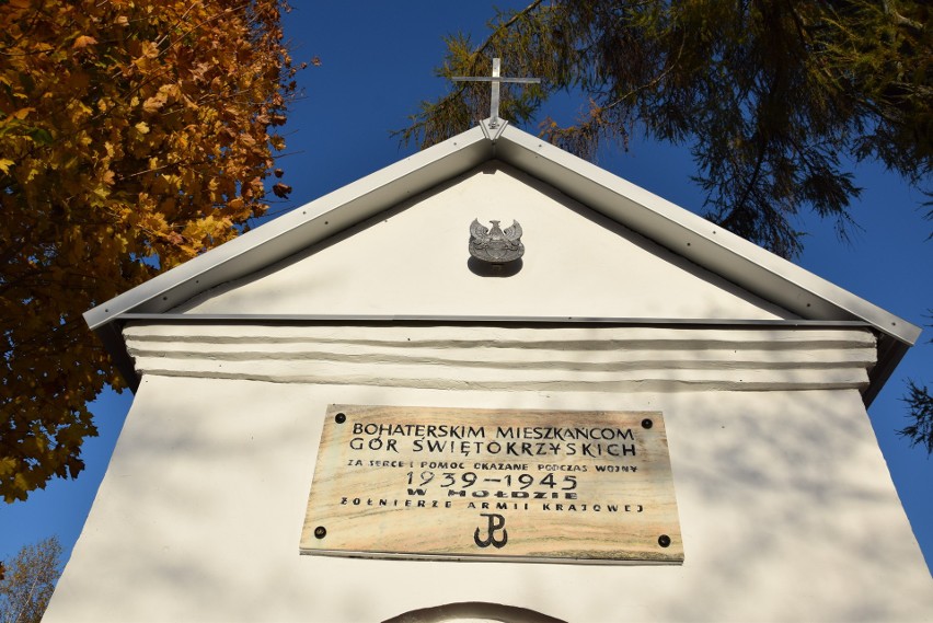 XIX-wieczna kapliczka świętej Barbary w gminie Bodzentyn odzyskuje swój dawny blask. Zobaczcie na zdjęciach jak idzie renowacja