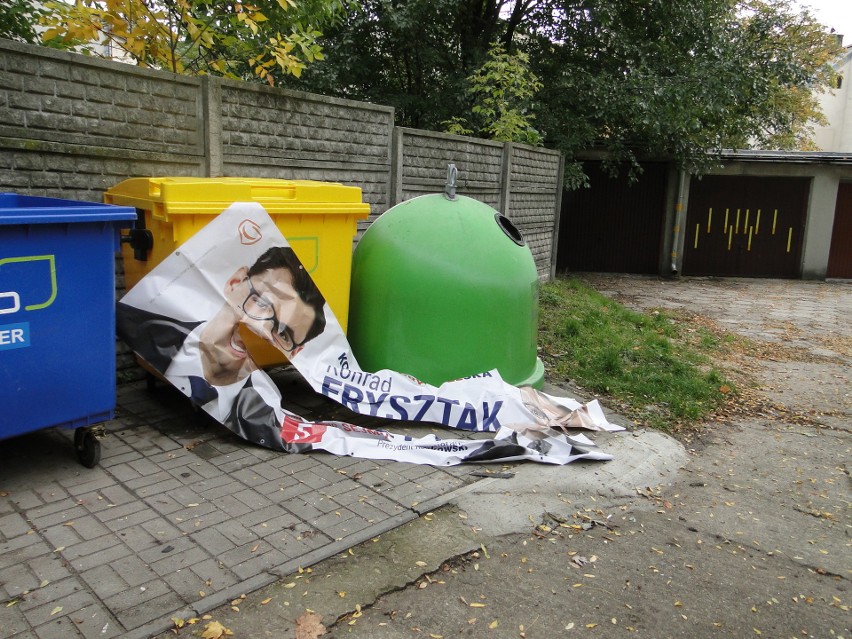 Wybory parlamentarne 2019. Zniszczony plakat wyborczy Konrada Frysztaka w Radomiu
