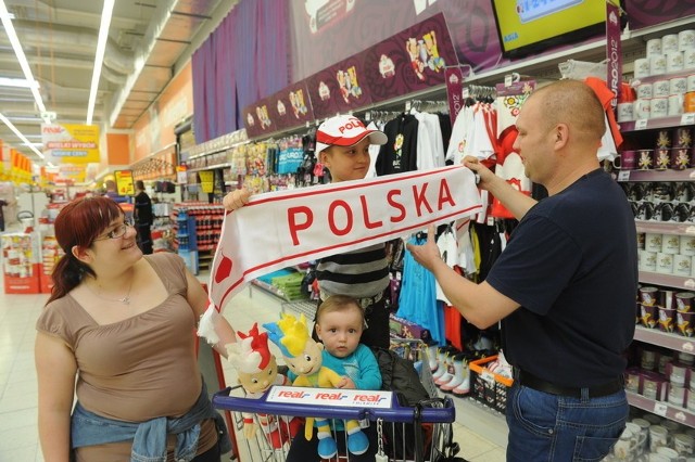 Rodzina Kaniów kupiła w opolskim Realu gadżety na zbliżające się mistrzostwa w piłce nożnej. Coś dla dzieci i coś dla taty.