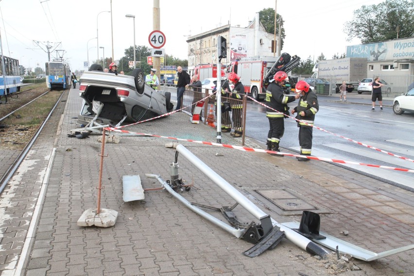 Wypadek, dachowanie BMW na przystanku przy ul. Żmigrodzkiej