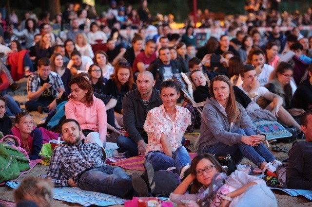 Tłumy szczecinian chętnie oglądają filmy wyświetlane na plaży.