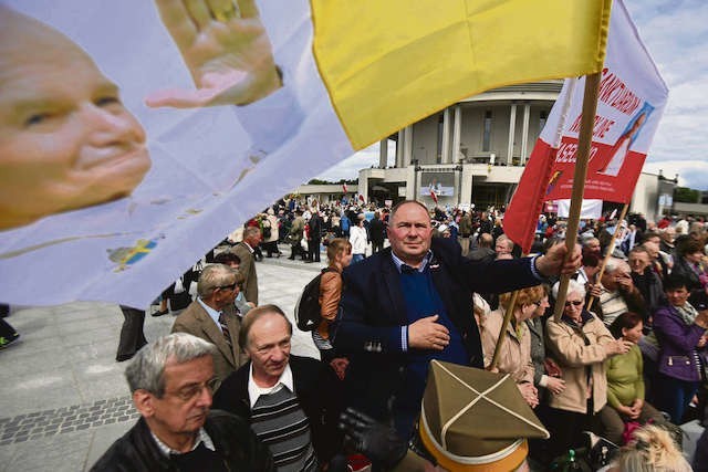 Zobaczyć, dotknąć i sfotografować na pamiątkę...Piętnaście tysięcy pielgrzymów przyjechało wczoraj na uroczystości koło Portu Drzewnego w Toruniu