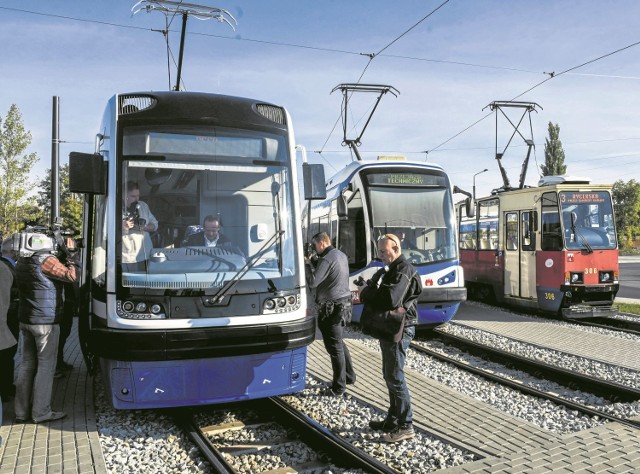 Generacja tramwajów w Bydgoszczy zmienia się na lepsze. Po lewej stronie widać najnowszego Swinga, którego wyprodukowała Pesa i będzie kursował po nowej linii do Fordonu.