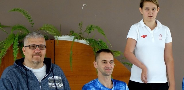 Drużyna Jeziora Tarnobrzeg (od prawej Karolina Pęk, Maciej Nalepka i prezes klubu Rajmund Zięba), wywalczyła drużynowe mistrzostwo Polski.