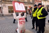 Człowiek-motyl z Łodzi protestował przed ratuszem w Lublinie [ZDJĘCIA]