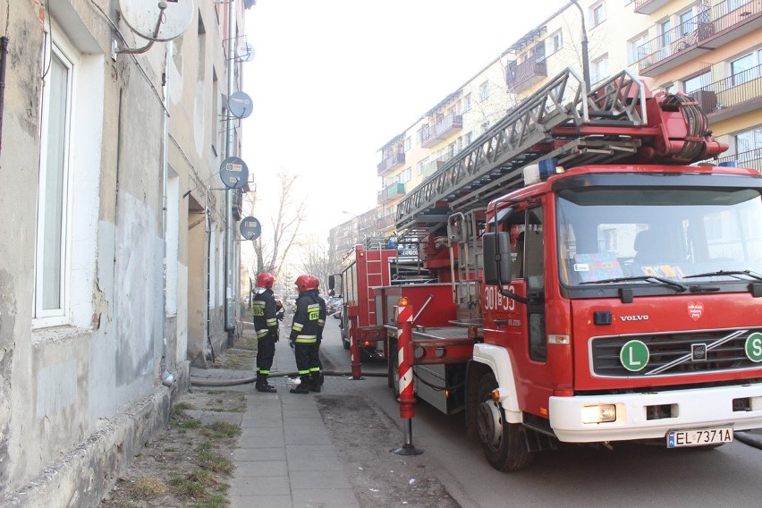 Tragiczny pożar na Malinowej w Łodzi. Jedna osoba nie żyje [ZDJĘCIA+FILM]